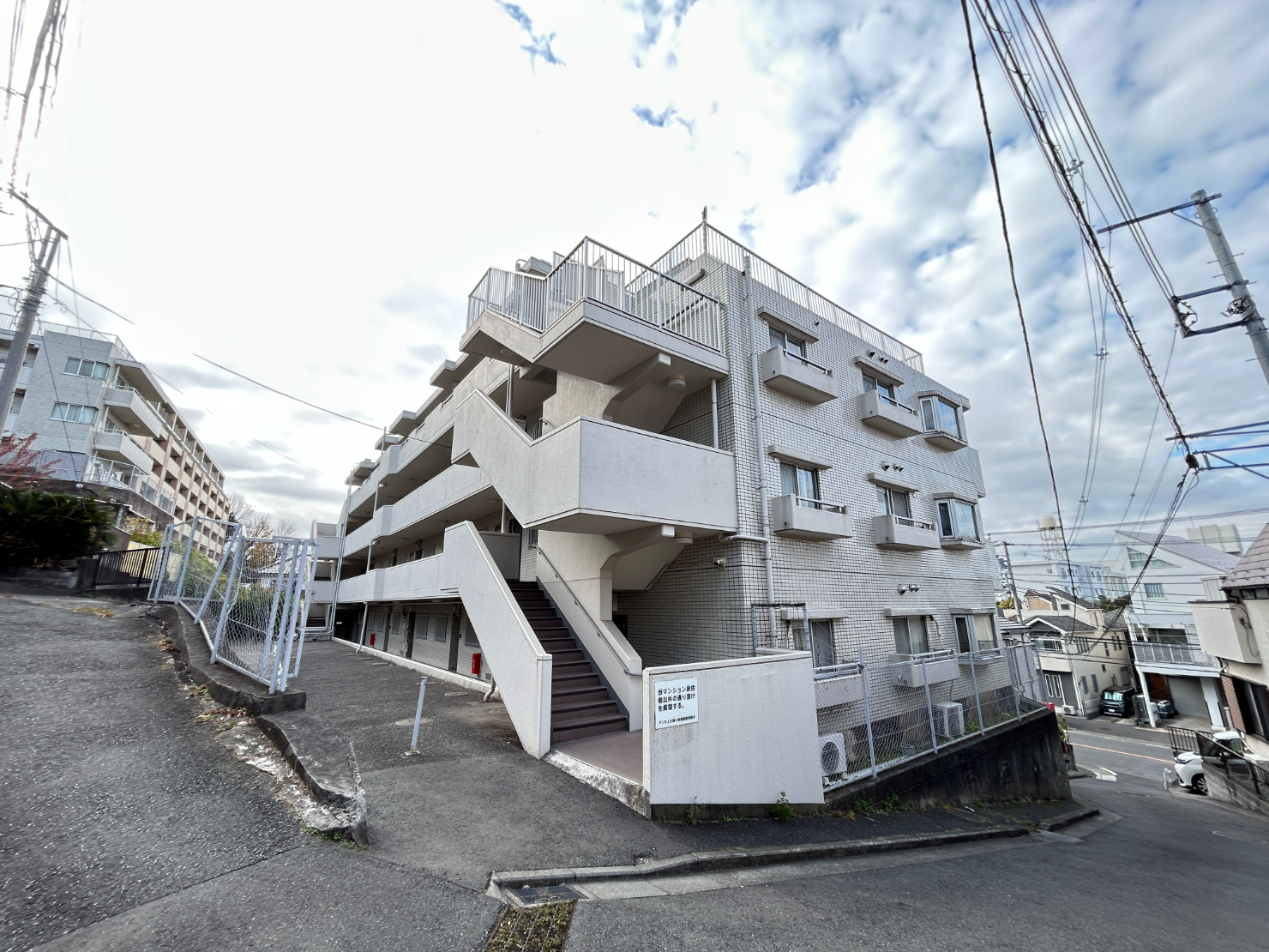 【現地外観写真】再開発が進む「上大岡」駅まで徒歩13分の立地。最上階部分につき、陽当たり・眺望・通風良好な住まいです。大切なペットと一緒に暮らせます(規約による制限有)。