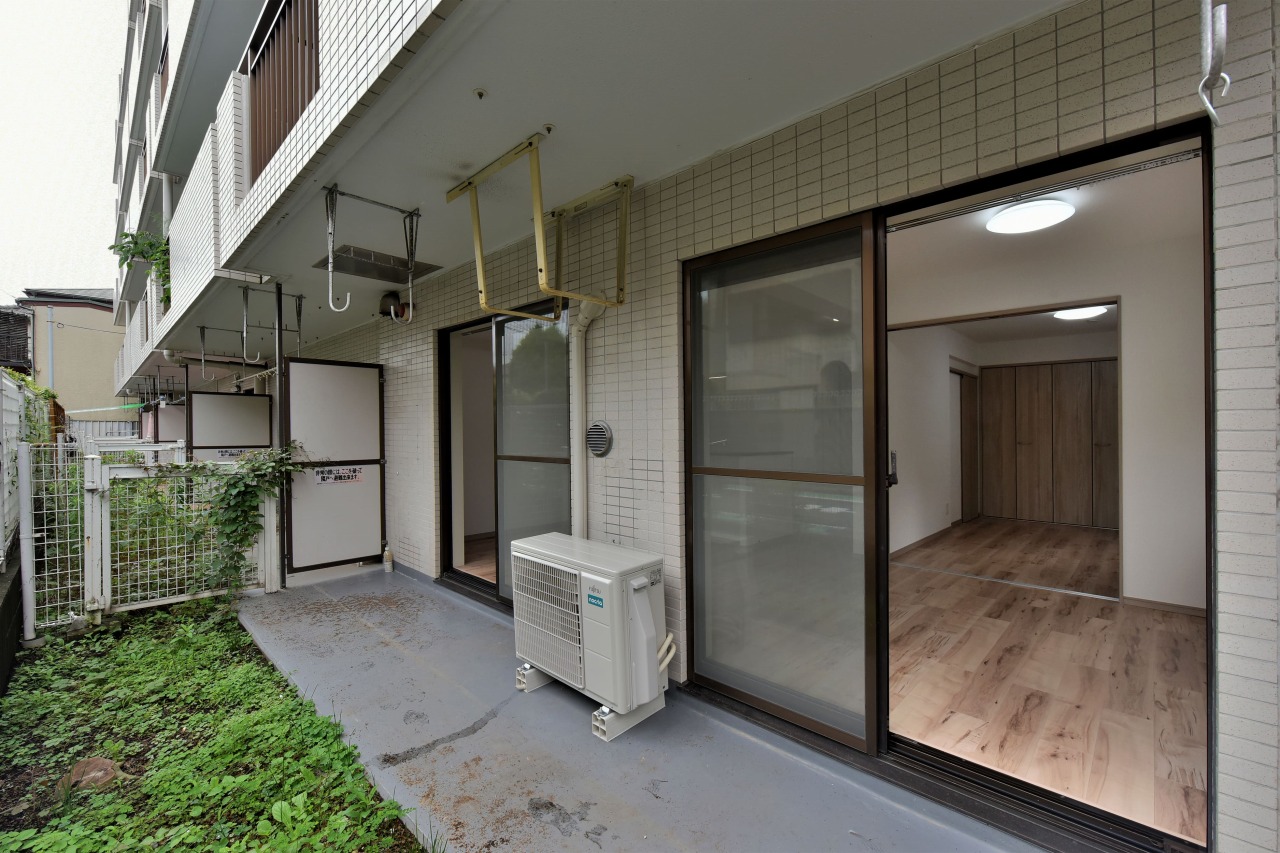 【専用庭】リビングの掃き出し窓から出入りが可能。物干しスペースとしてはもちろん、お子様の遊び場やリフレッシュスペースとしてマルチにご活用いただけます。