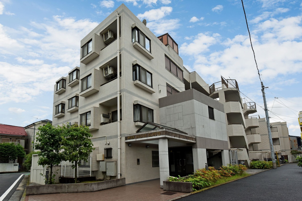 【現地外観】横浜市営地下鉄ブルーライン「弘明寺」駅徒歩5分。専用庭付きの明るく開放感のある角住戸。食器洗乾燥機など、室内設備も充実しています。