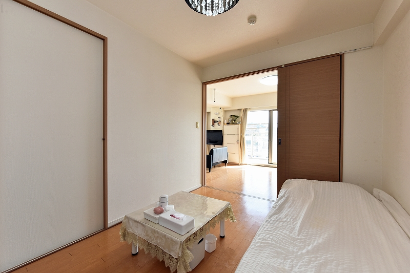 【洋室】引き戸を閉めると独立した居室に。ご家族の暮らしに合わせてお使いいただけます。