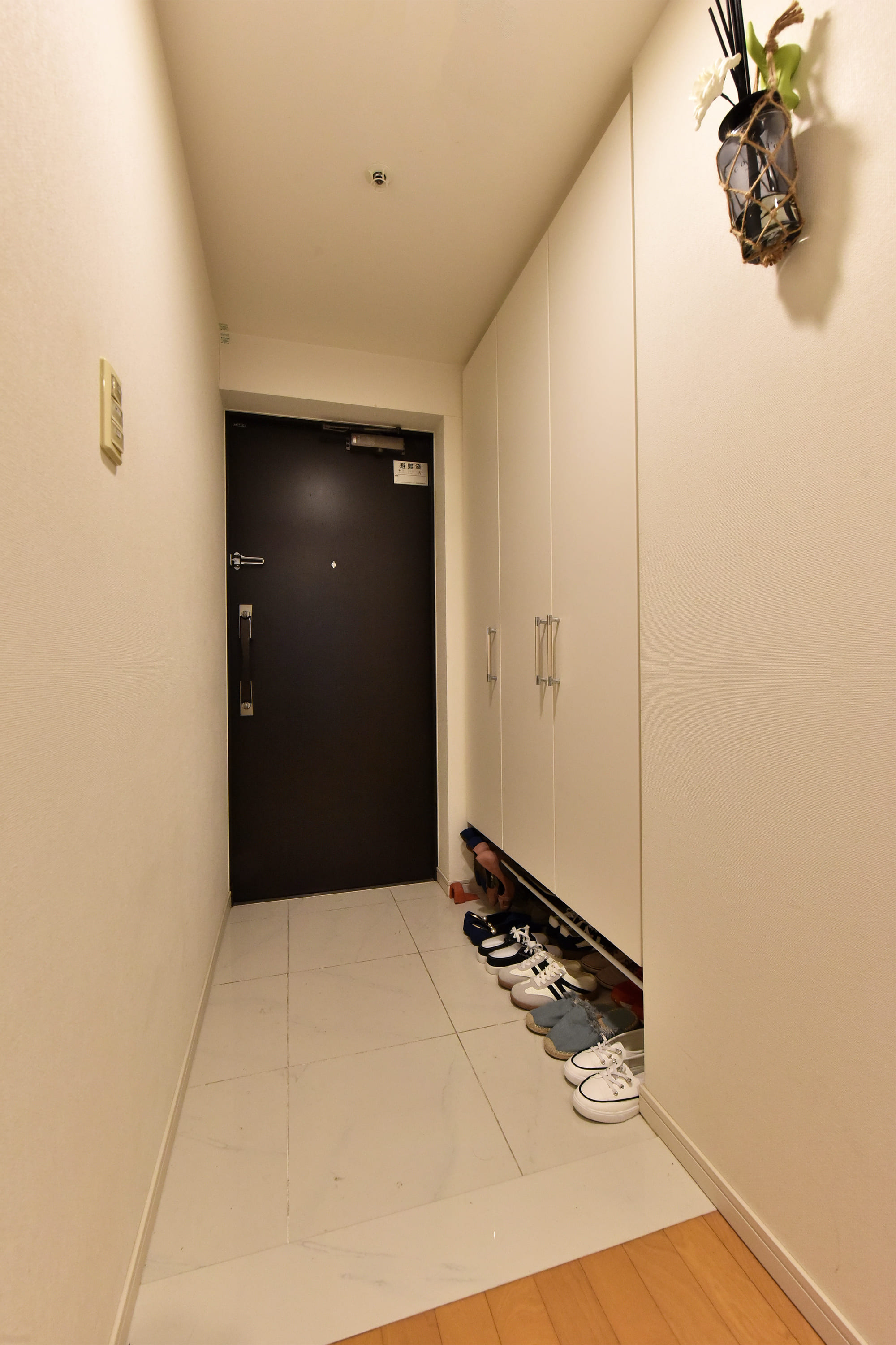 【玄関】白を基調とした明るい玄関です。