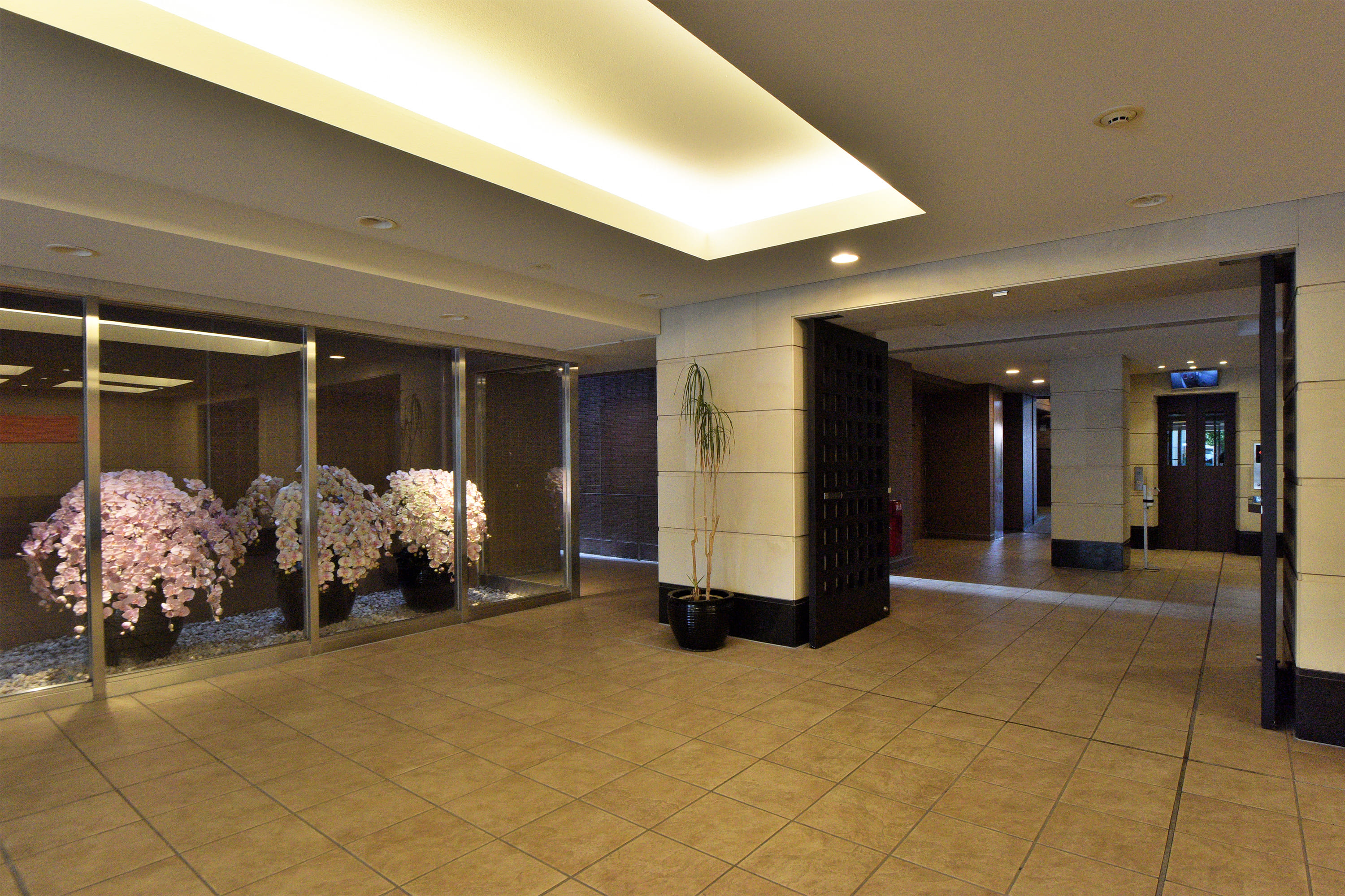 【エントランス】落ち着いた雰囲気のエントランス。折り上げ天井や間接照明が施されています。共用部にはエレベーターが設置されており、上階への移動をスムーズに行えます。