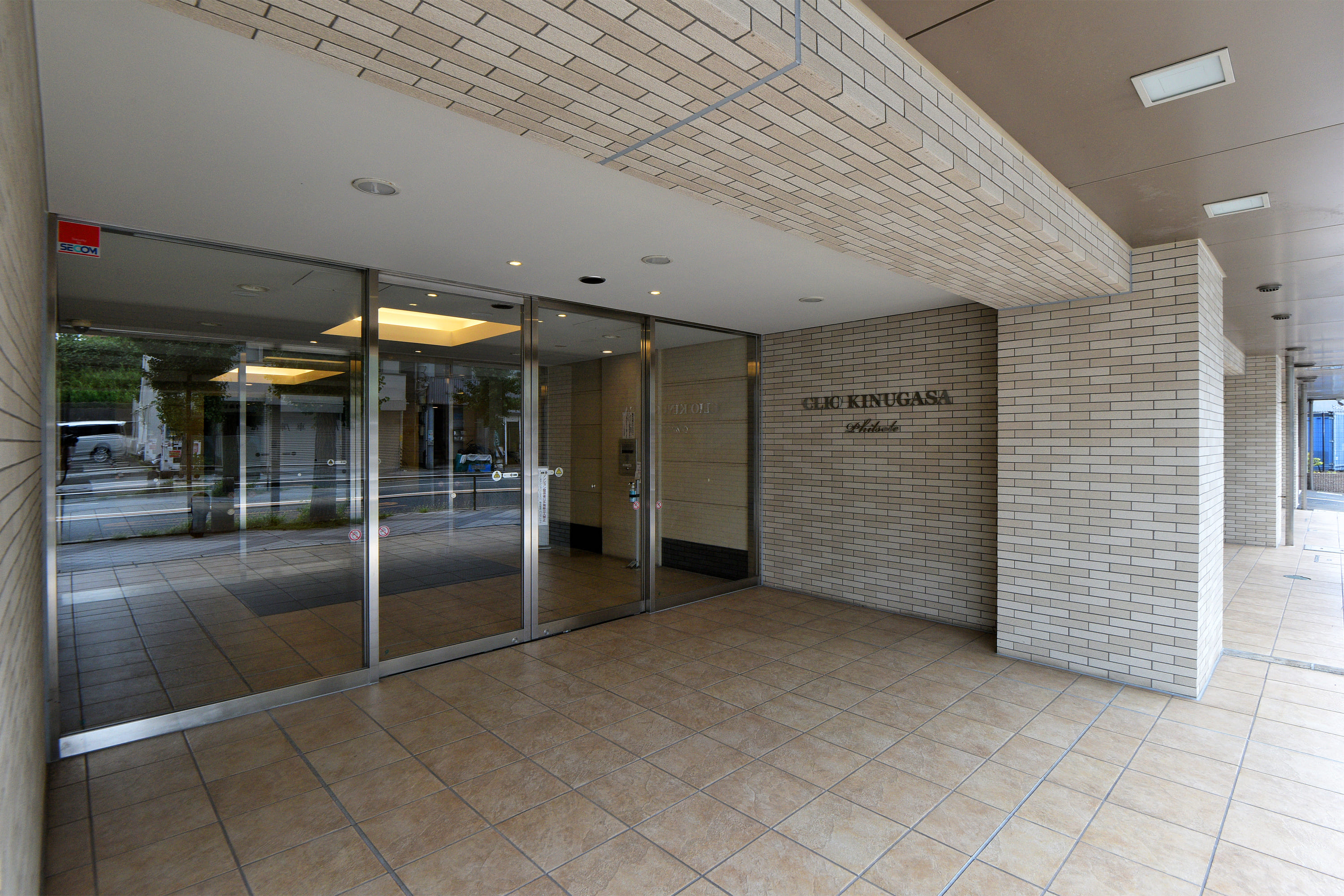 【エントランス】不審者や不要なセールスなどの侵入を防ぐ、オートロックシステムが採用されています。セキュリティ面に配慮されたマンションです。