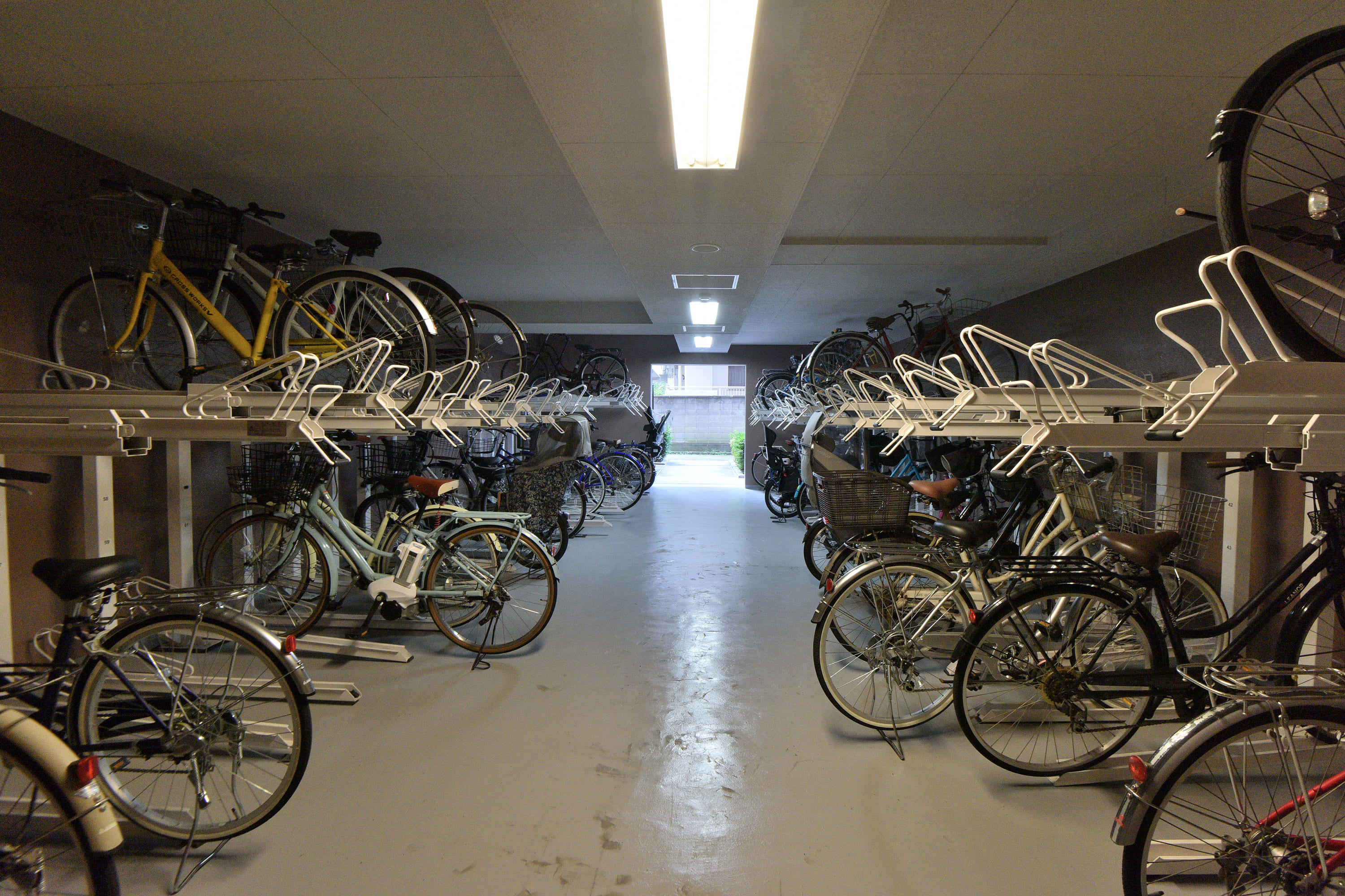 【駐輪場】駐輪場は2段式です。屋根があるので、雨から大切な自転車を守ってくれます。使用方法はお気軽にお問い合わせください。