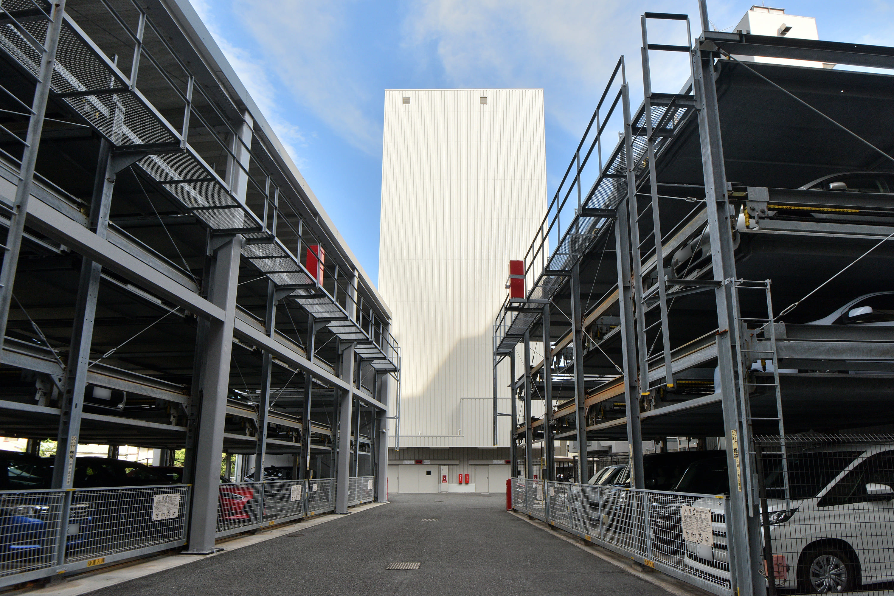 【駐車場】敷地内の機械式駐車場がご利用いただけます。利用料金や空き状況など、詳細はお問い合わせください。