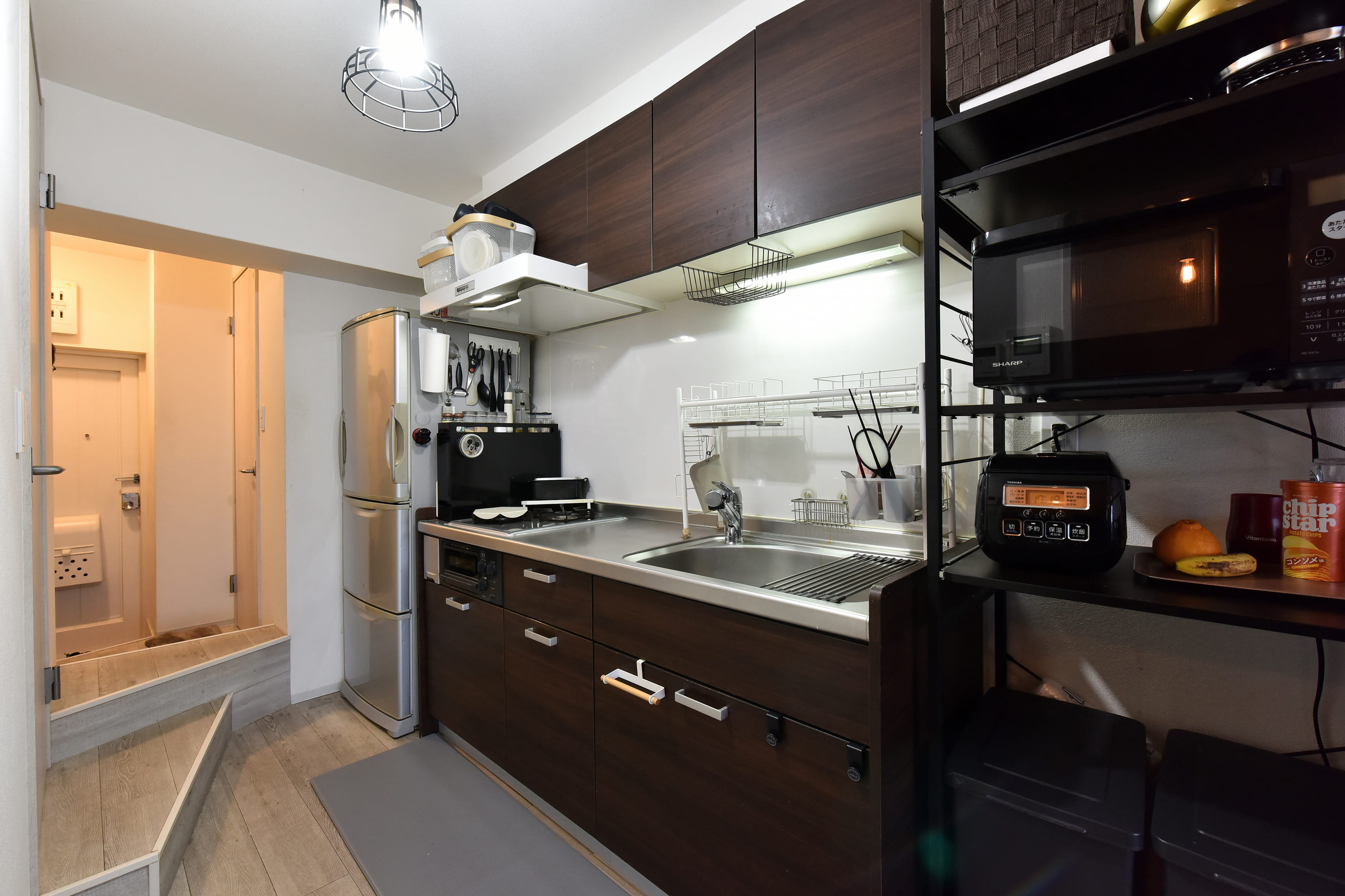 吊戸棚付きのキッチン