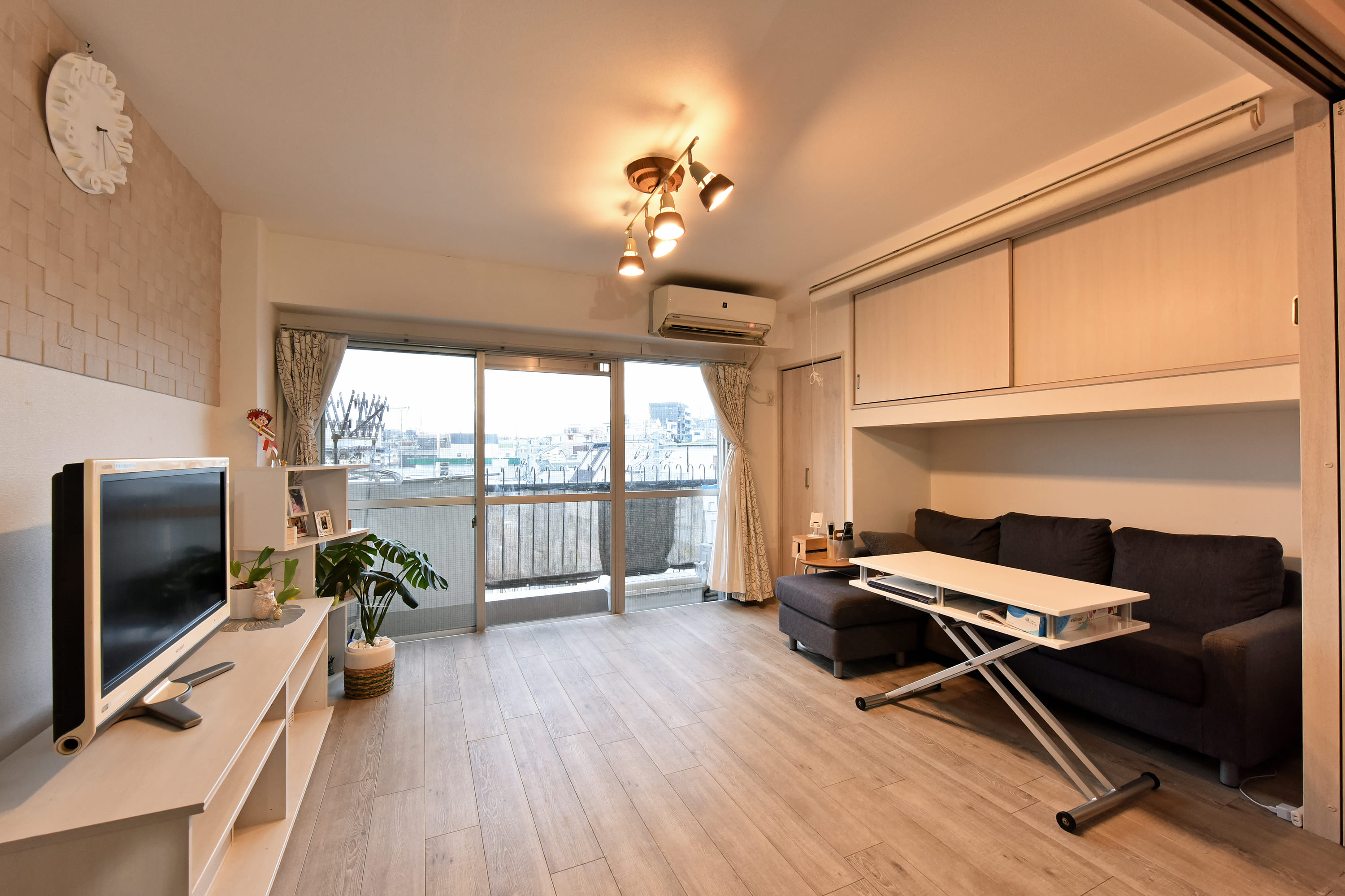 ゆったりくつろげる柔らかな色合いのリビング。