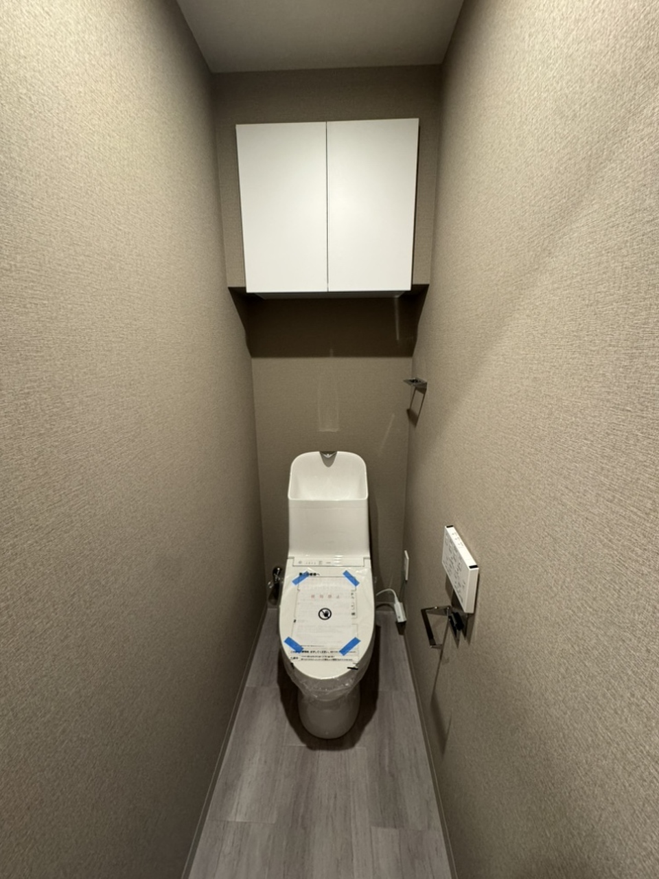【トイレ】上部には吊戸棚付きで備品や清掃用品を収納できます。