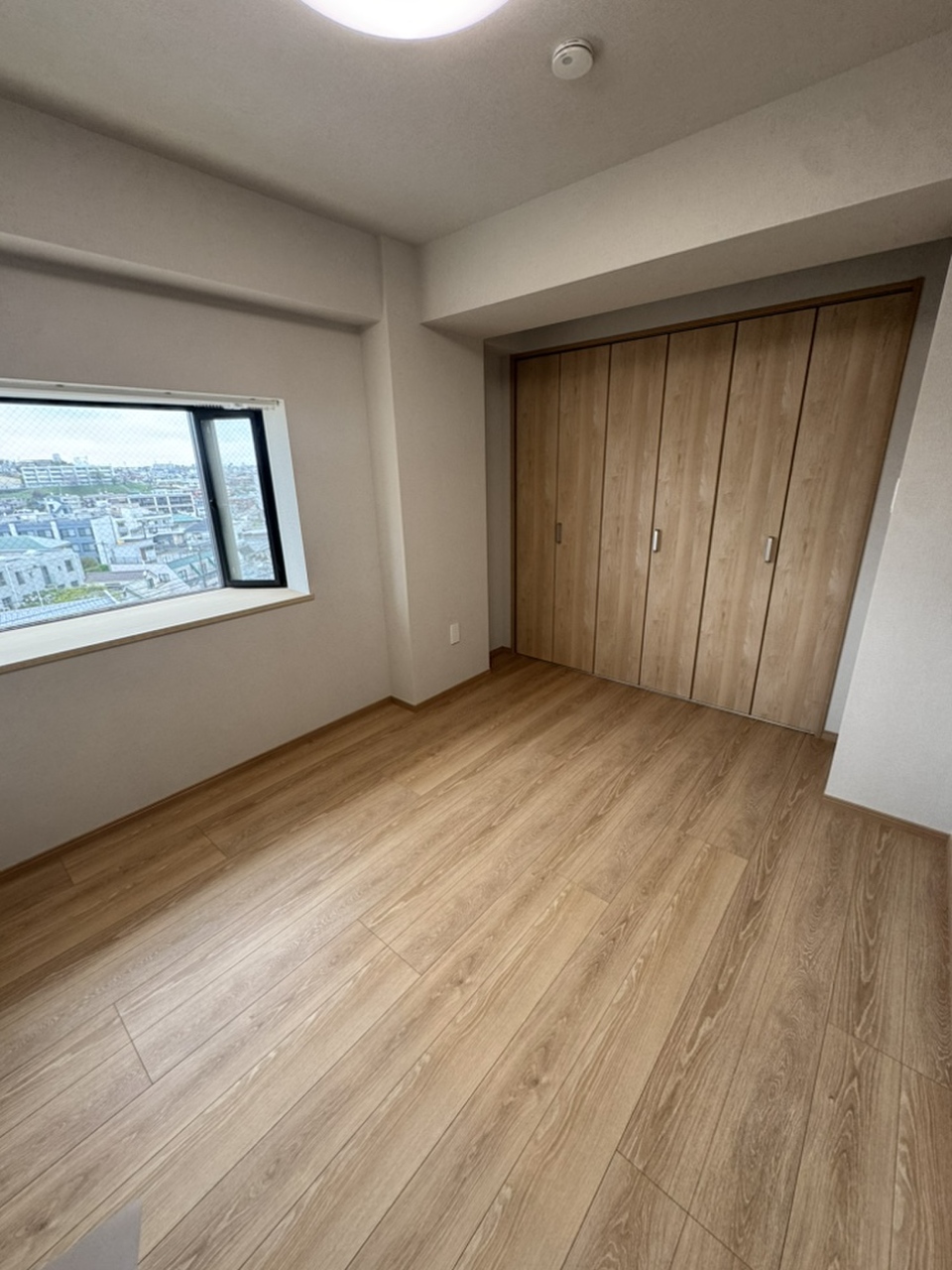 【約5.9帖洋室】出窓付きの洋室。