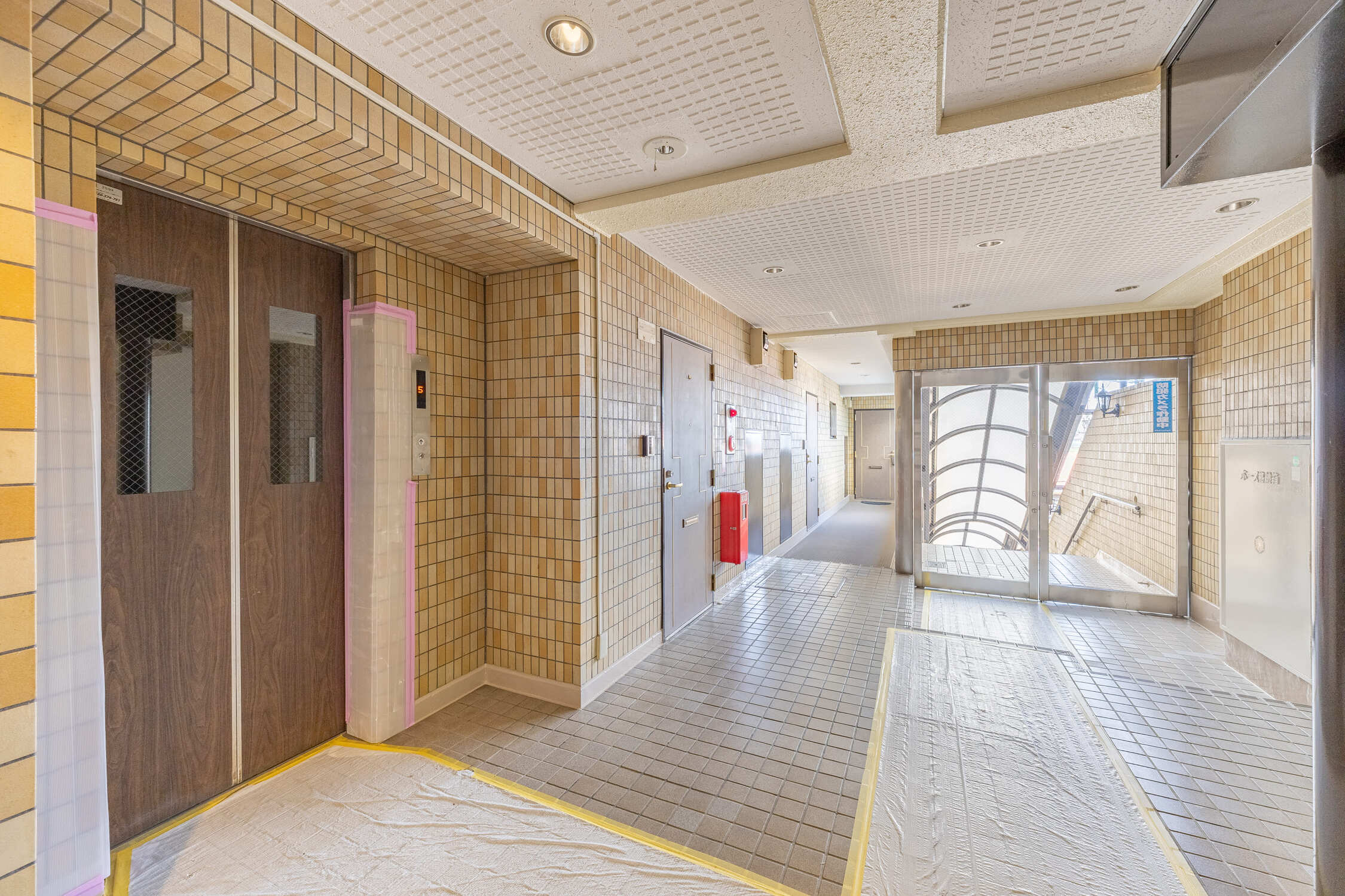 【エントランス/エレベーターホール】上階への移動がスムーズなエレベーターがございます。エントランスには防犯カメラを設置しており、防犯面に配慮しています。