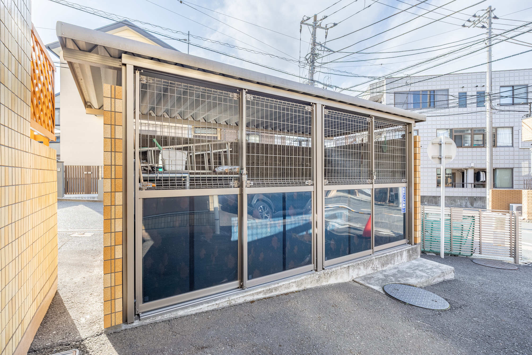 【ゴミ置場】マンションの住人共用のゴミ置場は、フェンスと目隠しパネルにより、通風や衛生面に配慮した設計です。敷地内にあるため、朝の出勤前などにゴミ出ししやすいです。