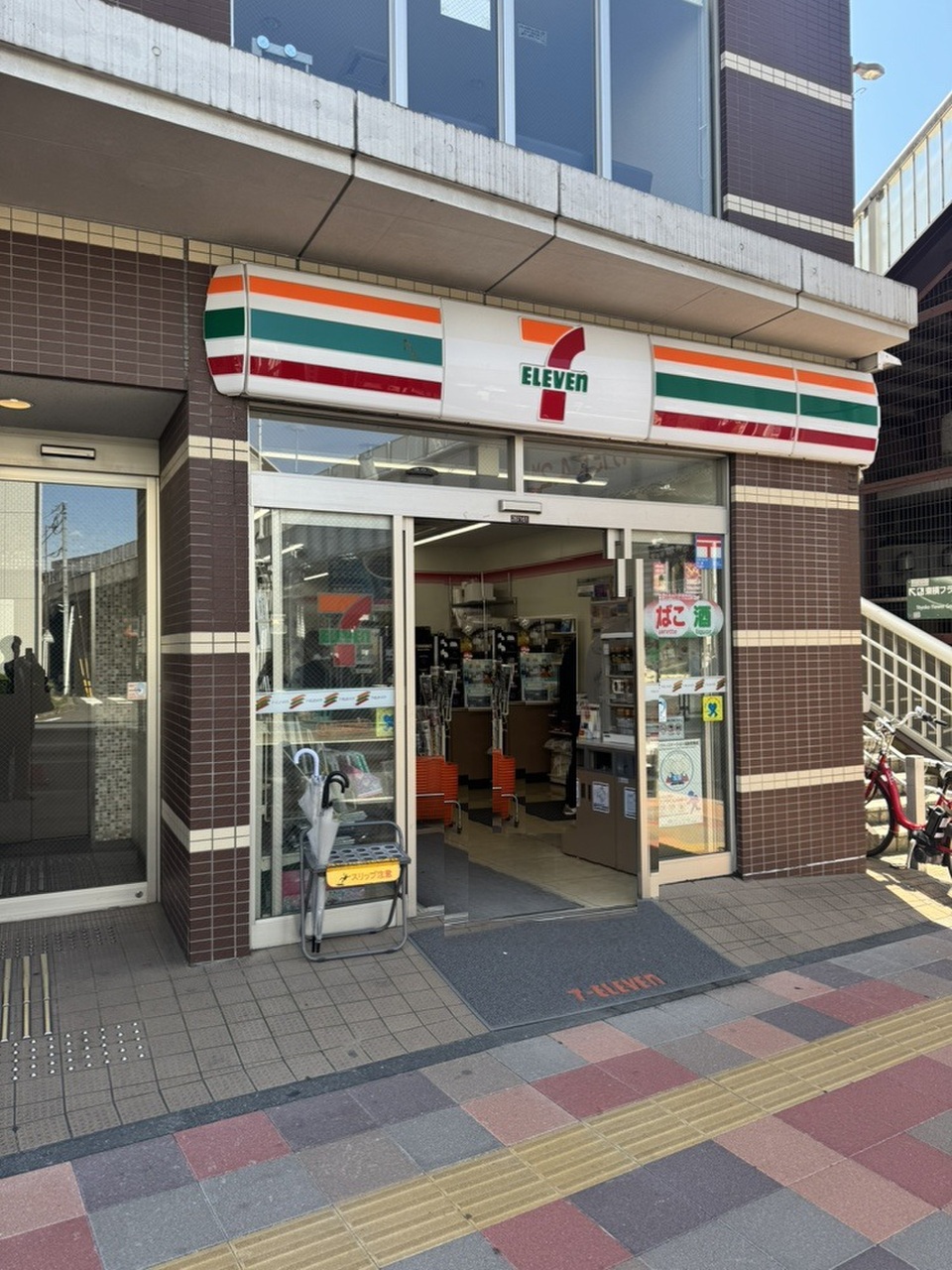 セブンイレブン横浜反町駅前店まで徒歩5分（約350m）