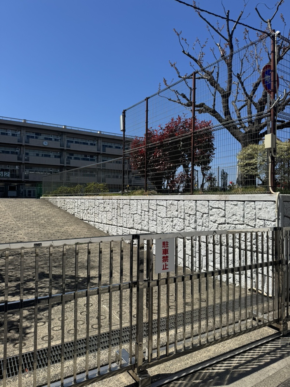 横浜市立青木小学校まで徒歩2分（約150m）