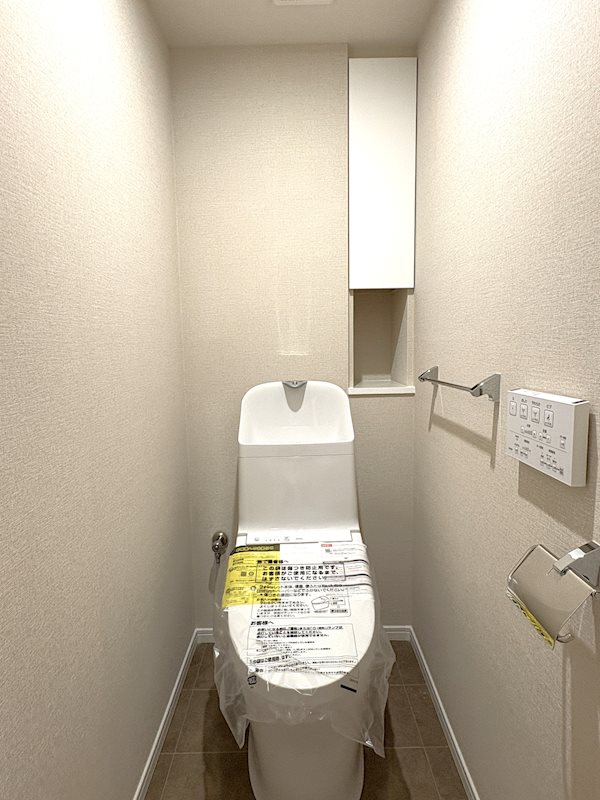 ペーパー類や掃除用品をすっきり隠せる上部収納と、小物を飾れるニッチカウンター付き。