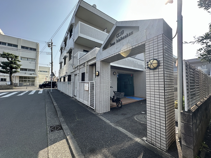 相鉄線「瀬谷」駅利用、バス停から徒歩2分の立地。3階建マンション。