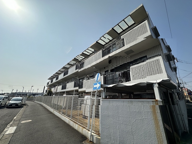 スーパーやコンビニが徒歩圏内にございます。駅までフラットな道のりです。