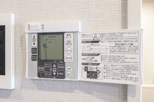 リビングには足元から温めてくれる床暖房がございます