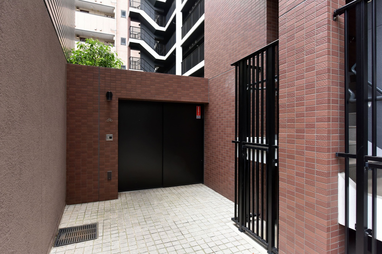 【駐輪場入口】敷地内駐輪場の入口です。使用料金は月額250円～400円。※最新の空き状況はご確認ください。