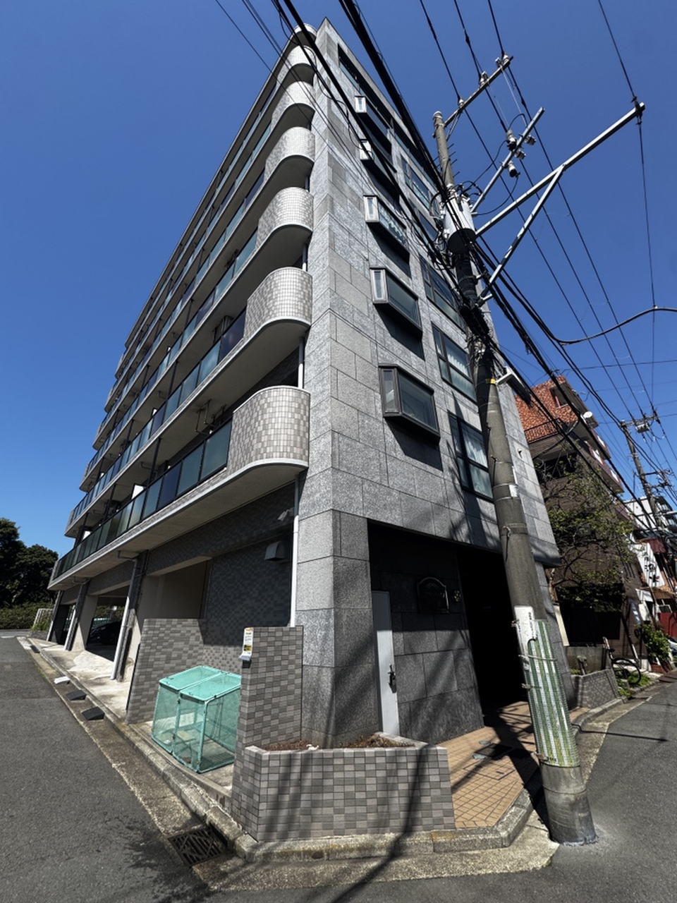 京浜東北線「東神奈川」駅まで徒歩9分。3駅2路線利用可能で通勤通学のアクセス良好です。