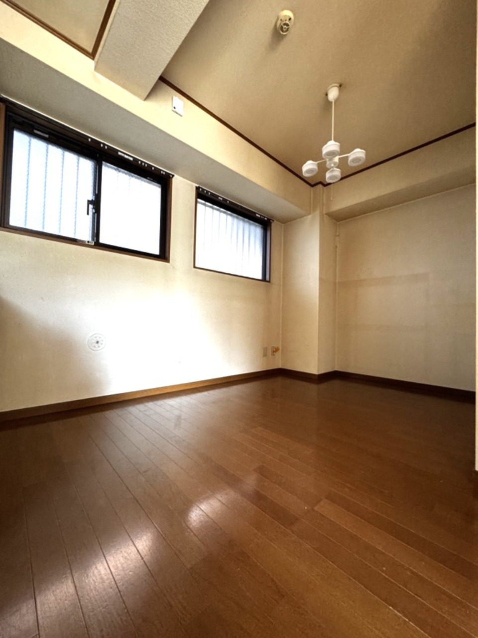 カップボードやダイニングテーブルなどを置いてもゆとりの広さがございます。