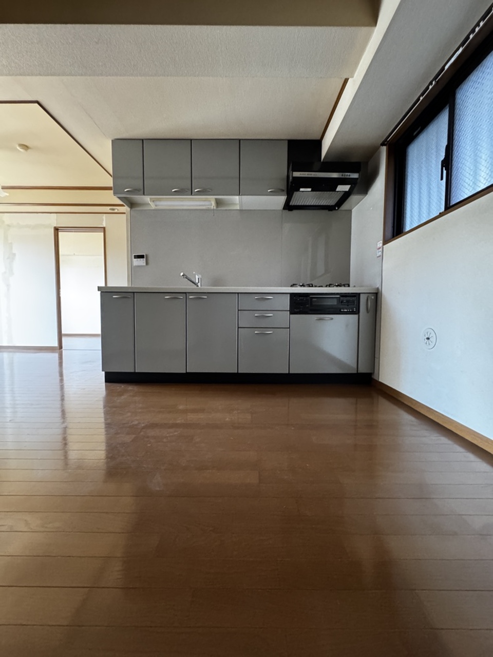 キッチン横に窓があるので、料理中の熱やにおいの換気ができます。