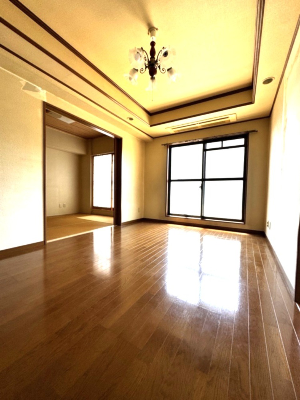 南西向きのリビング。和室の引き戸を開けるとより広々とした空間としてお使いいただけます。