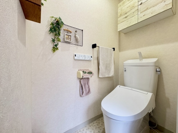 白を基調とした、明るく清潔感あふれるトイレ空間です