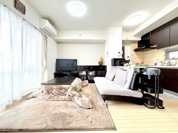 白を基調とした、清潔感と統一感のあるリビング空間となっております。