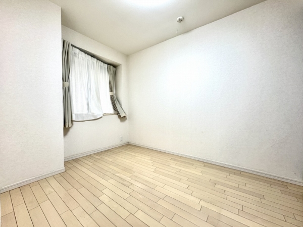 クローゼットを備えた5.7帖の洋室となっております。