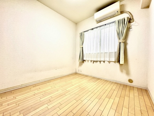 クローゼットを備えた4.8帖の洋室となっております