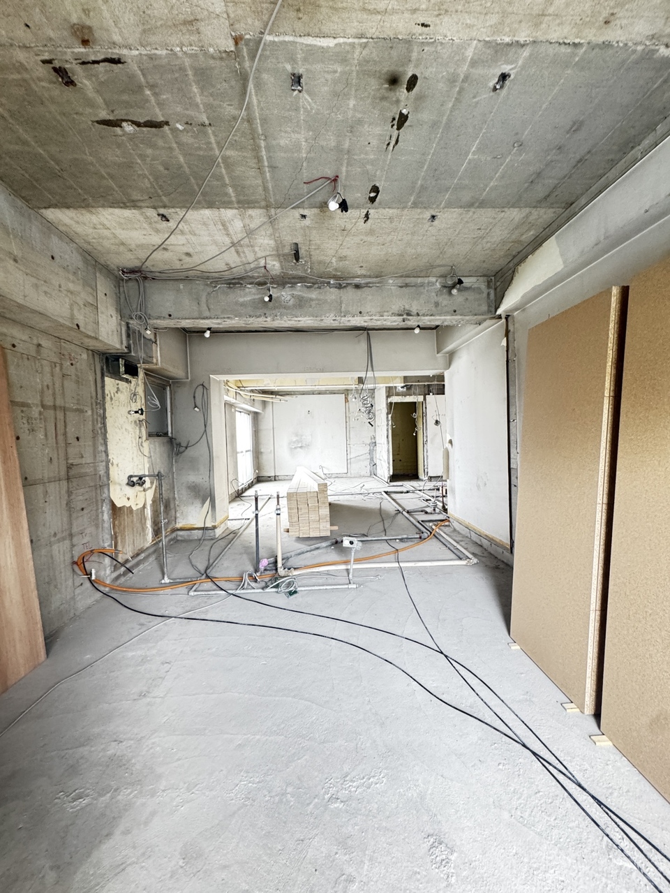 【工事中内観】西側にバルコニーへと繋がる掃き出し窓が設けられたLDK。リビングダイニング全体を見渡せる対面式キッチンが採用される予定です。