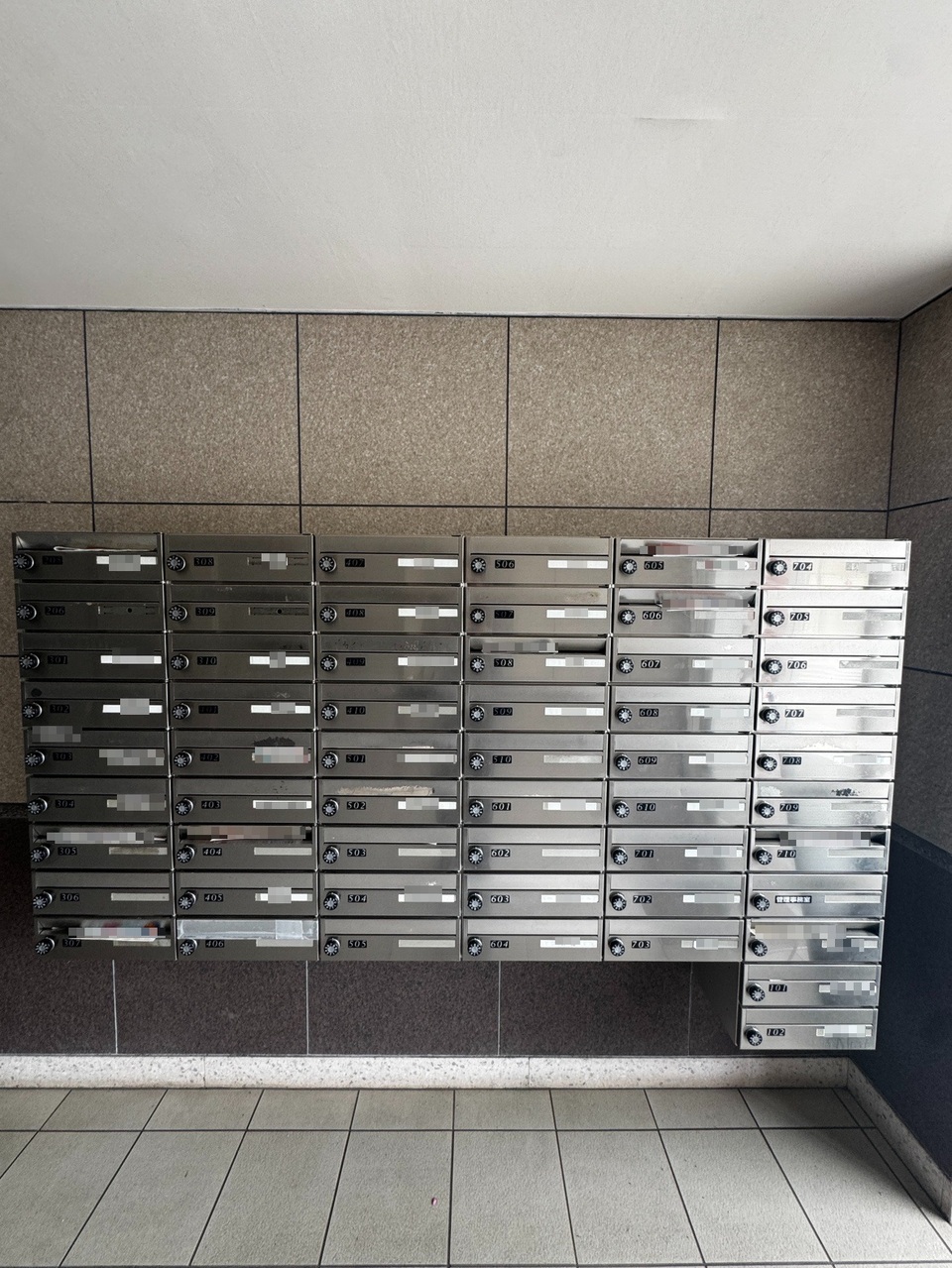 【集合ポスト】共用部に設けられた集合ポストです。ダイヤルロック式が採用され、郵便物の抜き取りや盗難の抑制に役立ちます。