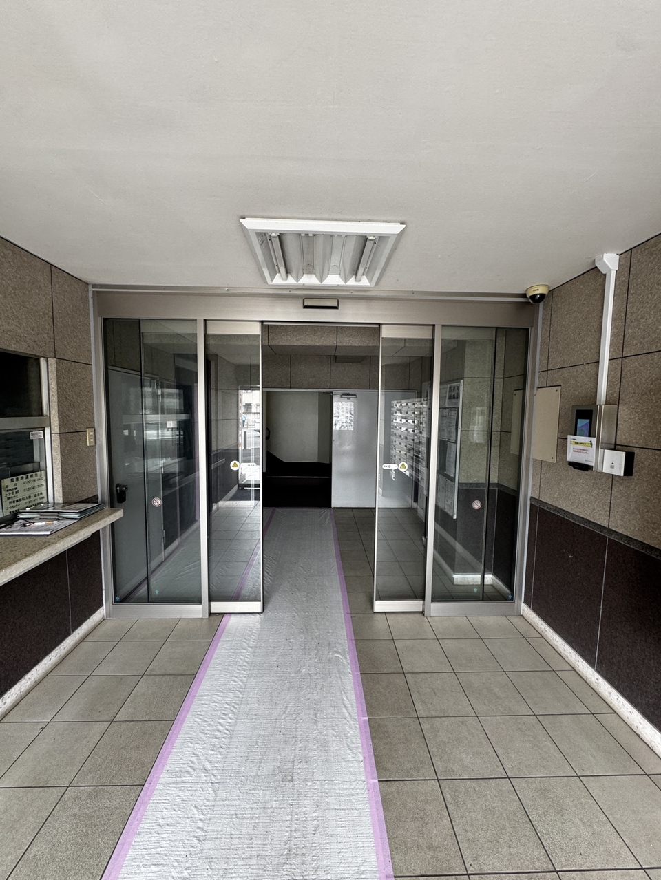 【エントランス】管理員室が入り口近くに設けられており、来訪者の確認がしやすい配置です。