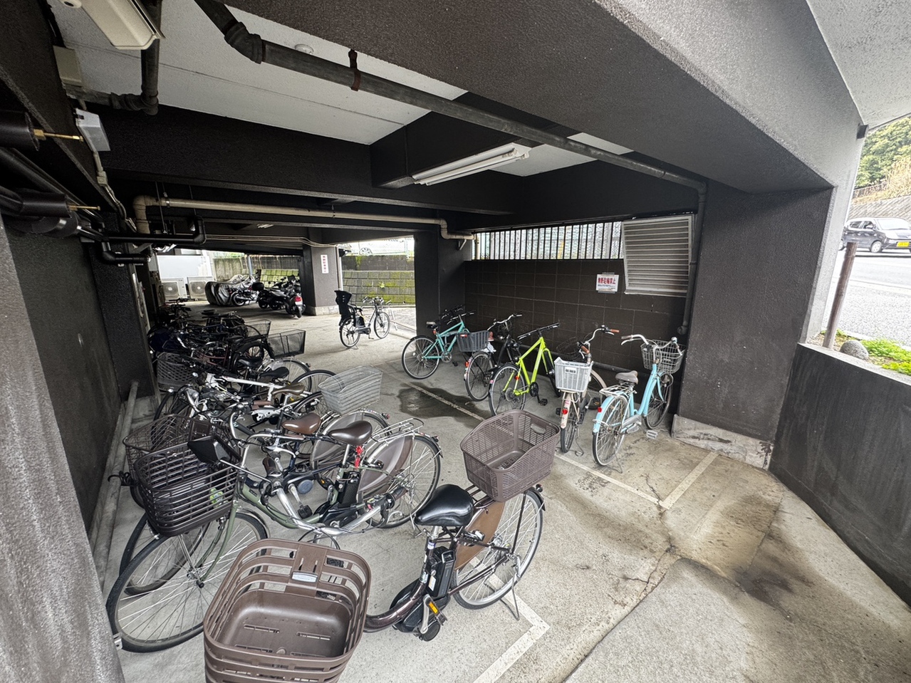 【駐輪場】マンション共用部には、駐輪場が設けられています。年額使用料は2400円。※最新の空き状況・利用可能なサイズなど、詳細につきましてはお問い合わせくださいませ。