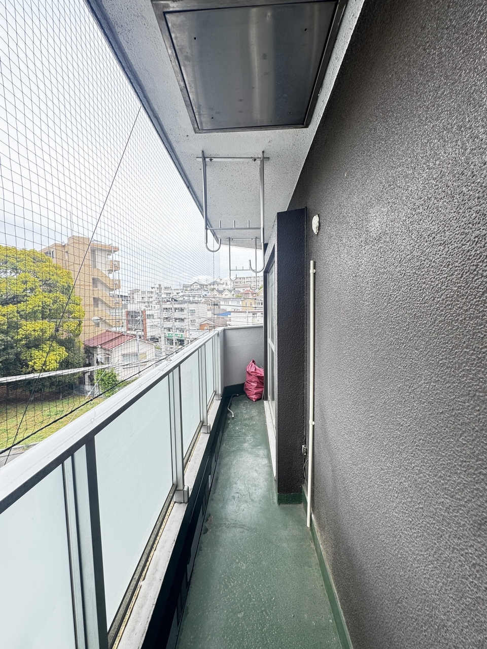 【バルコニー】LDKから出入り可能な西向きのバルコニー。物干し金物が備わっており、洗濯物を干すスペースとして活用できます。