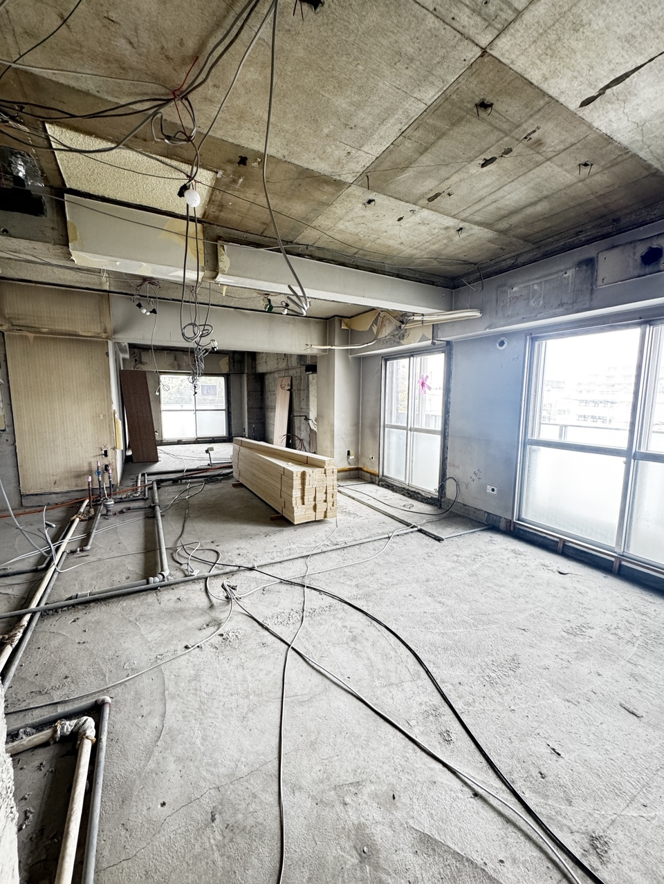 【工事中内観】2026年5月末リノベーション完了予定。計3ヶ所に掃き出し窓が設けられ、陽光が差し込む住まいです。