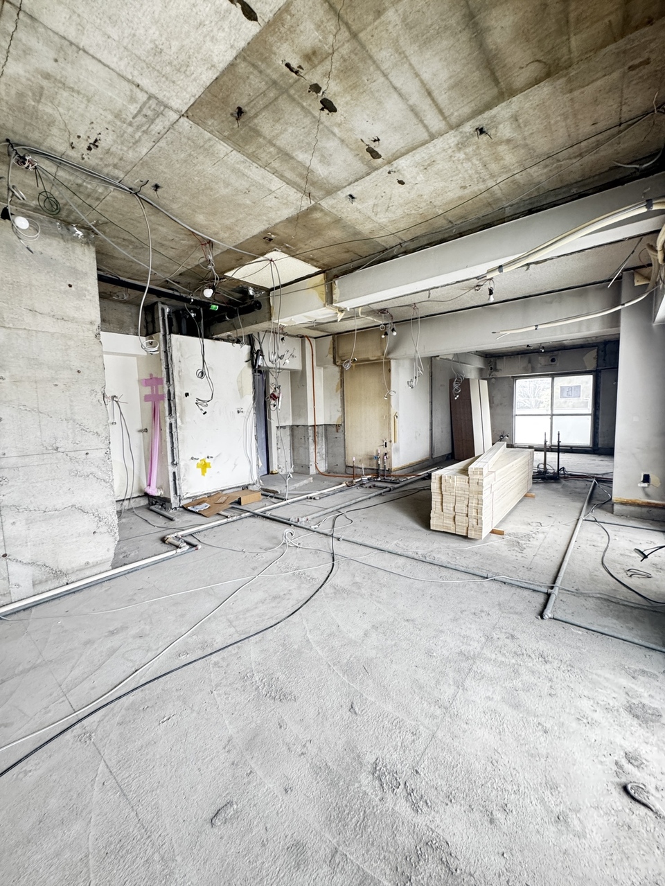 【工事中内観】天井・壁クロス、フローリング張替など、現在リノベーション工事が進行中です。各洋室は廊下から直接出入り可能な、プライベート性に配慮された間取りです。