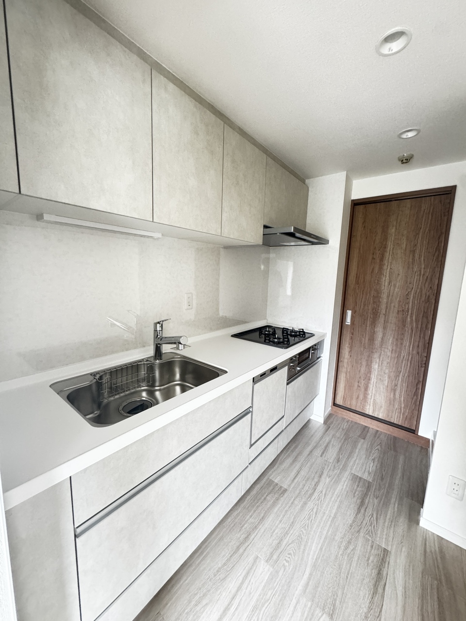 手入れのしやすい壁付けのキッチン。食器洗い乾燥機付きです！