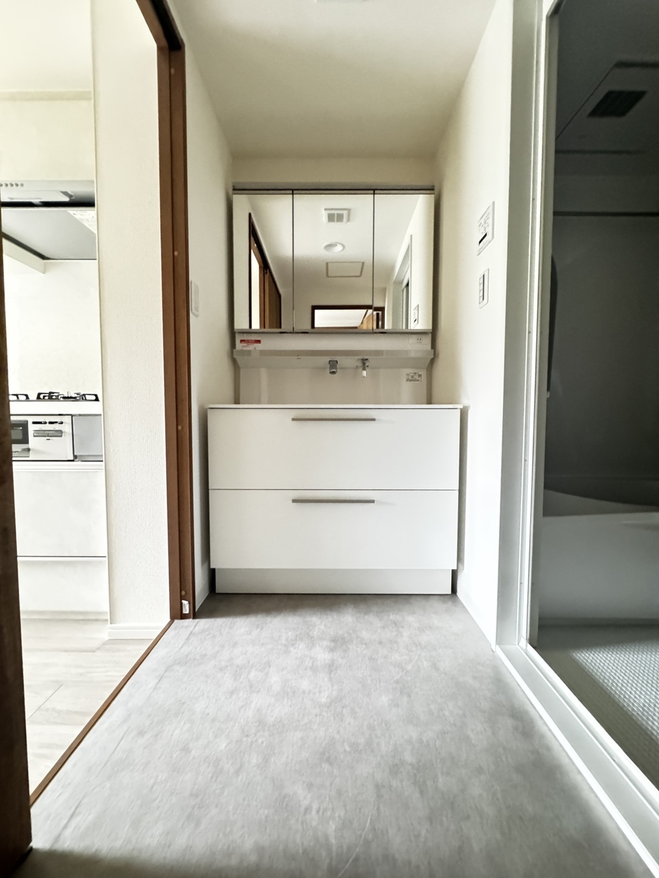 キッチンからも出入りができる洗面室。家事動線の良い作りです。