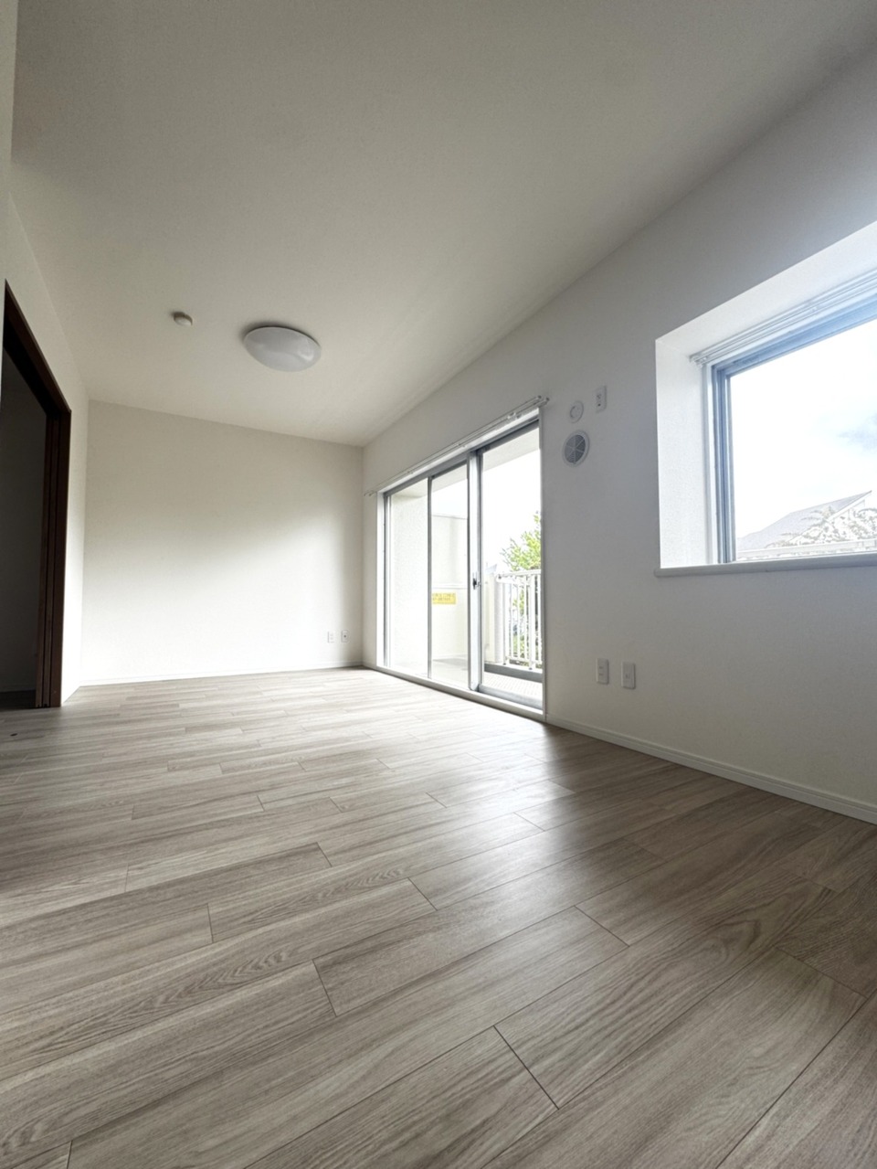 出窓のあるリビング。家族でゆったりくつろげる空間です。