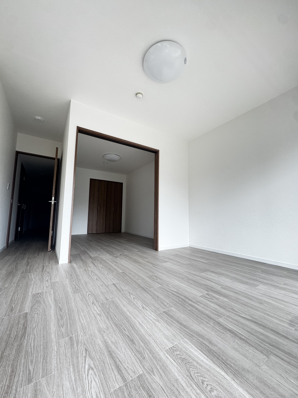 洋室の引き戸を開けると広々とした空間としてお使いいただけます。