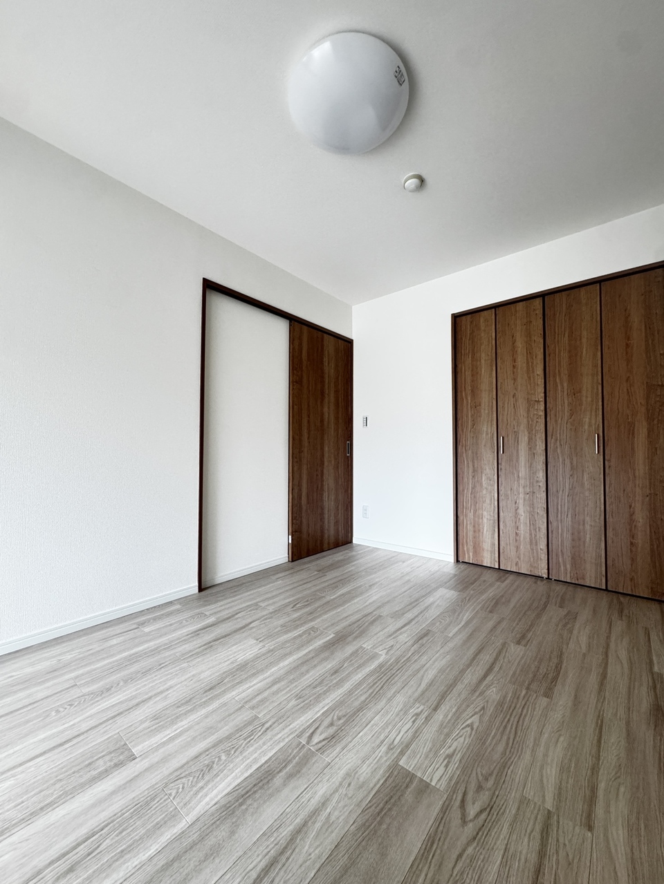 リビング側と廊下側から出入りできる6帖の洋室。ご家族に合わせてお使いいただけます。