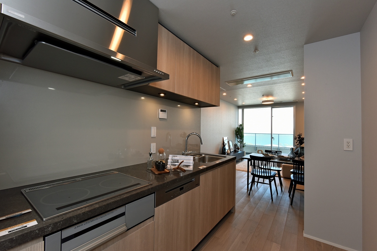 【キッチン(約4.1帖)】ゆったりとしたワークトップやシンクが魅力です。壁付けタイプのため、揚げ物や炒め物の際に油ハネをしてもサッと拭き取れます。