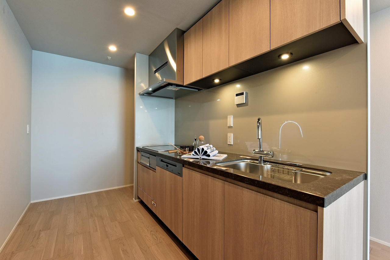 【キッチン(約4.1帖)】約4.1帖あるキッチンは複数人がいても余裕がありそうです。ご家族皆さまで調理を楽しむことができます。