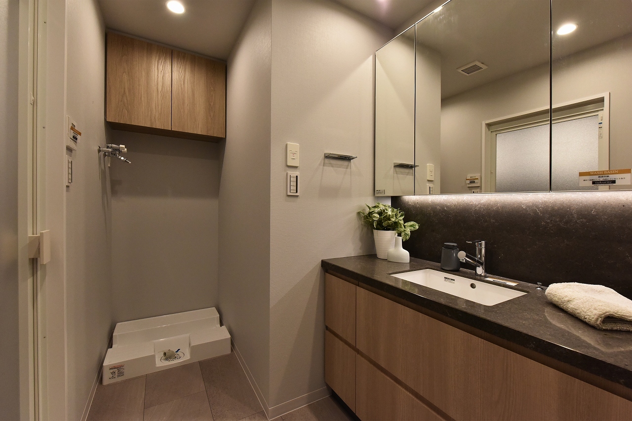 【洗面室】身支度に便利な3面鏡付きの洗面化粧台。鏡の裏やボウル下には収納スペースを備えています。化粧品やドライヤーなどが片付きます。