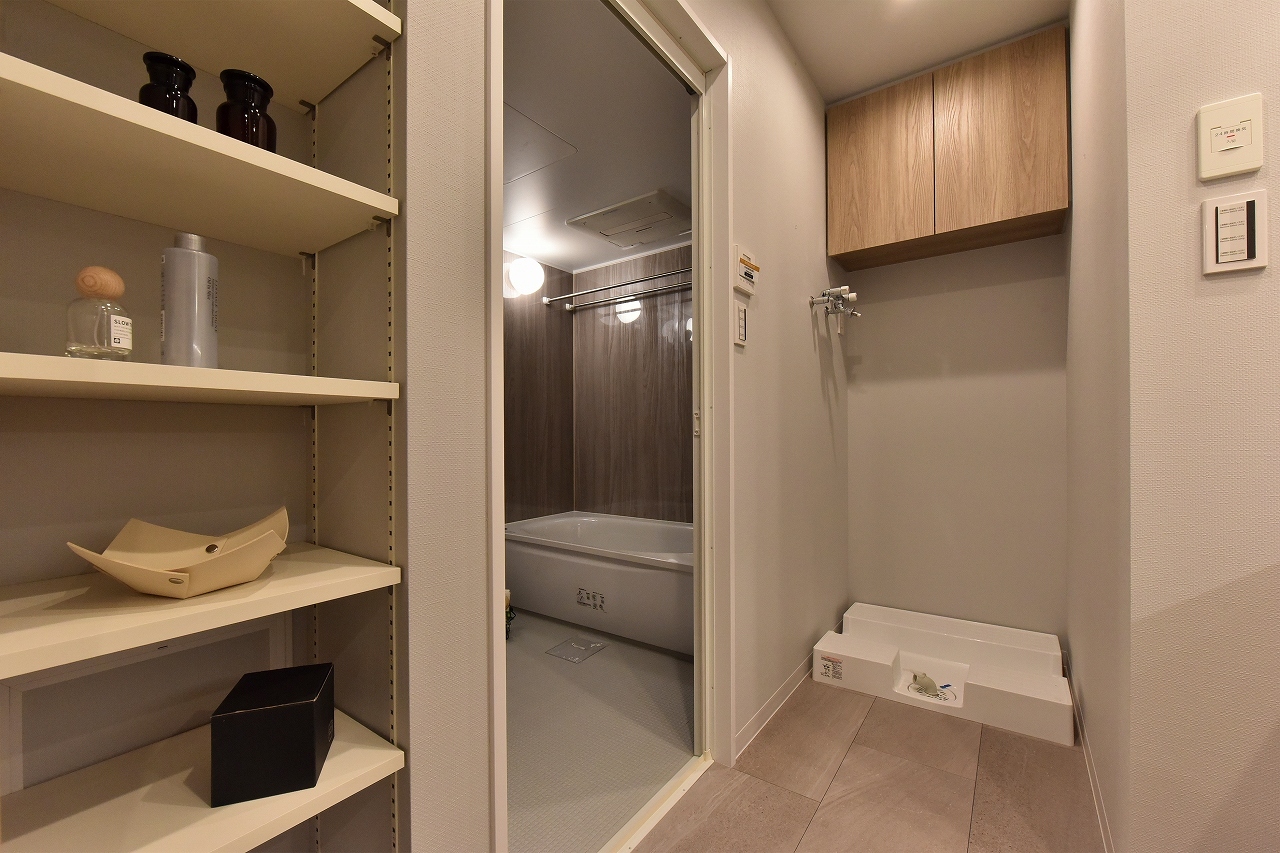 【洗面室】洗濯機を置いてもゆとりを感じられる広さの洗面室。収納スペースも多く設けています。