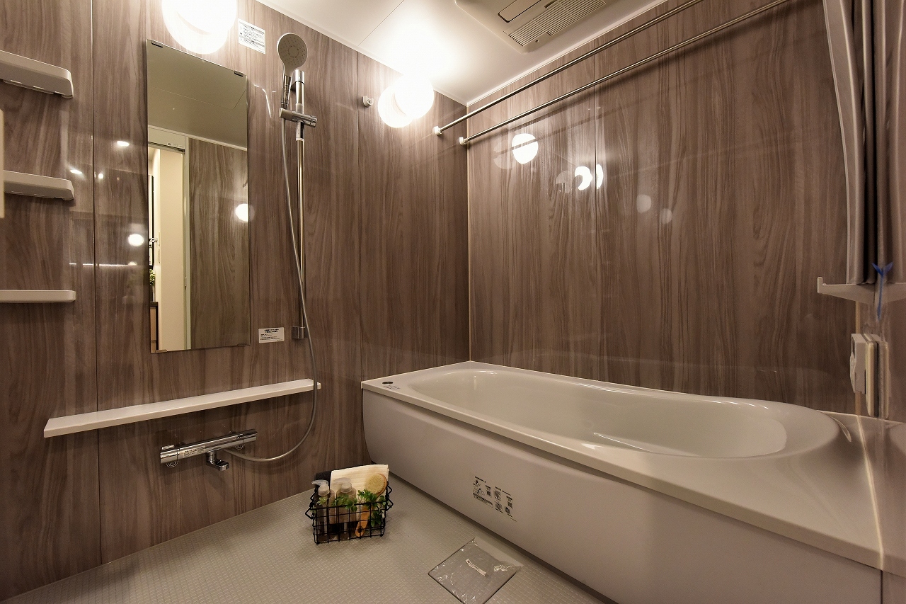 【浴室】美しい木目調のアクセントパネルを施した浴室。浴室乾燥機を備えていますので、長雨の季節も洗濯物がしっかり乾きます。