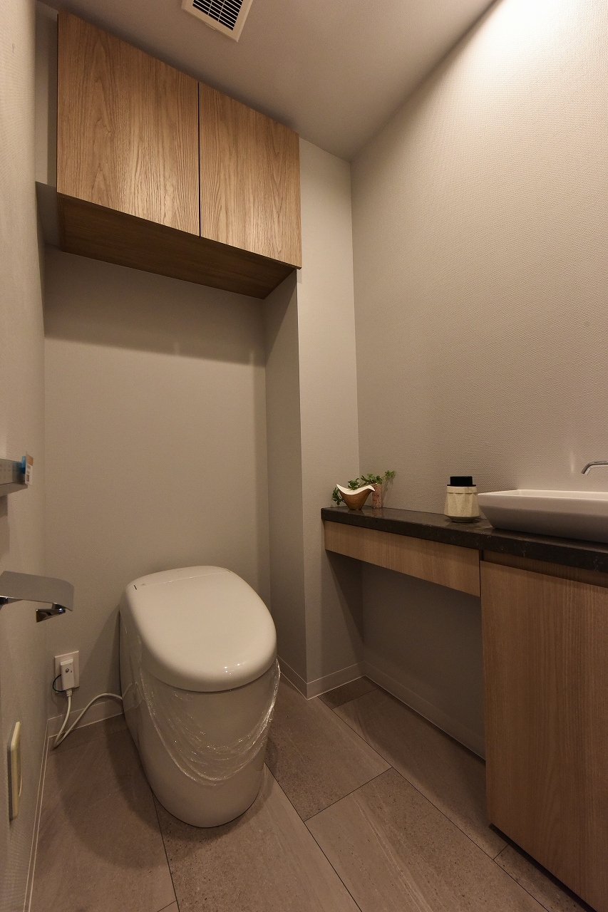 【トイレ】トイレ内に手洗い器があるので使用後すぐに手洗いできて衛生的です。また、小物を置くことができるカウンターあり。