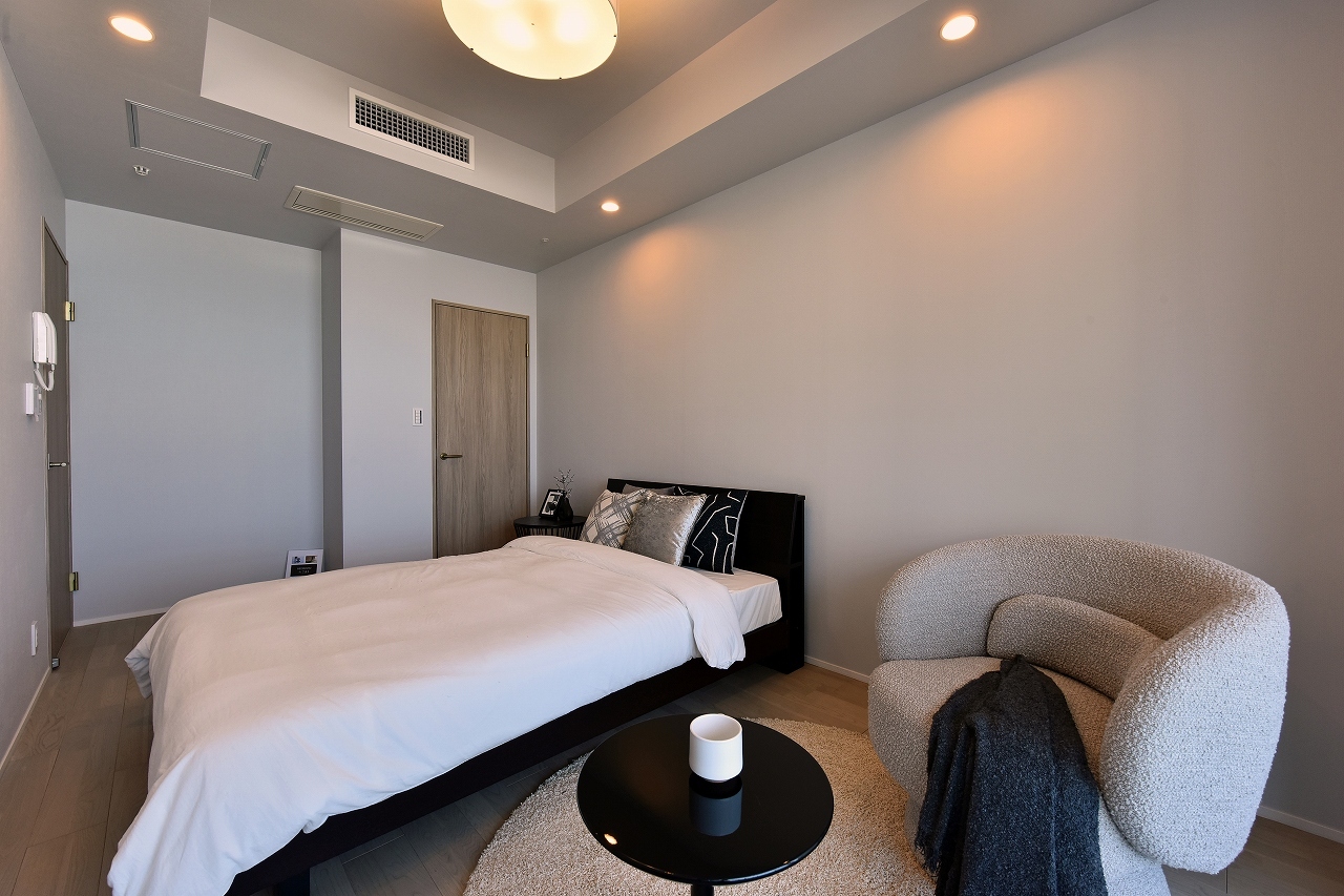 【洋室(約7.8帖)】WIC付き。ベッドを置いてもゆとりがある広さで主寝室としての利用もおすすめです。