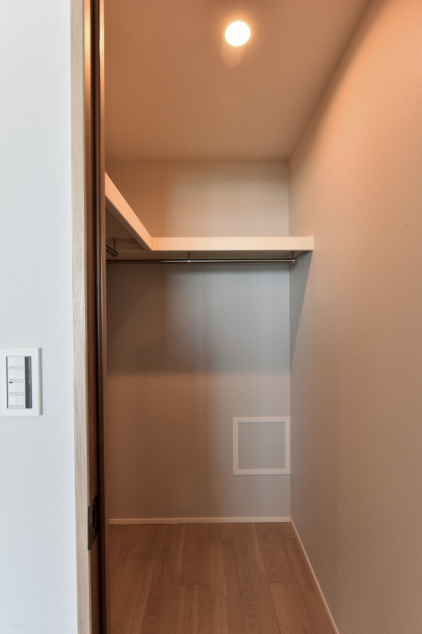 【WIC】枕棚とハンガーパイプ付き。ゆとりがあるので着替えスペースとしても利用できそうです。